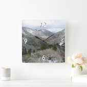 Rijden door de bergen van Snowy Sierra Nevada Vierkante Klok (Huis)