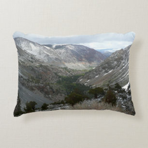 Rijden door de besneeuwde Sierra Nevada-bergen Decoratief Kussen
