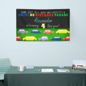 Rijden door verjaardagsparade auto's kleurrijke pa spandoek (Beurs)
