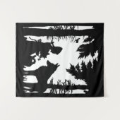 Rijden Hood Wolf in zwart-wit in Forest Tree Wandkleed (Voorkant (horizontaal))