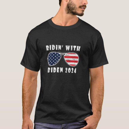 Rijden met Biden 2024 US Flag Joe Aviator Sunglass T-shirt (Voorkant)