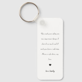 rijden met schattige hardeliefde achter auto sleut sleutelhanger