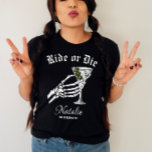 Rijden of sterven tot de dood doen we feest Bachel T-shirt<br><div class="desc">Maak je klaar om te feesten met een vleugje gotische flair met ons gepersonaliseerde "Ride Or Die" Shirt, ontworpen voor een "Til Death Do We Party" vrijgezellenfeest. Dit shirt is de perfecte keuze voor een gotisch huwelijksvrijgezellenfeest, met een gedurfde skeletbruidsafdruk en de speelse slogan "til death do us party". Het...</div>