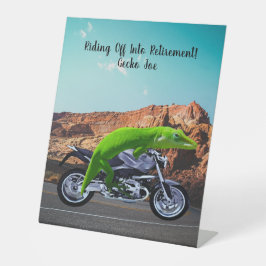 Rijden op pensioen aangepaste gekko motorfiets reclamebord met voetstuk