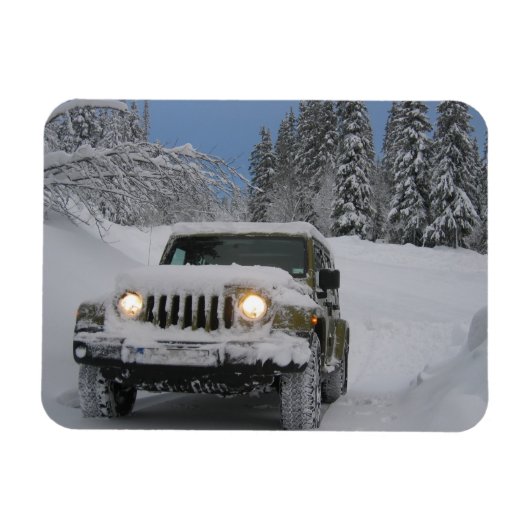Rijden op Snowy Road in Pine Forest Magneet (Horizontaal)