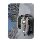 Rijden op Snowy Road in Pine Forest Magneet (Verticaal)