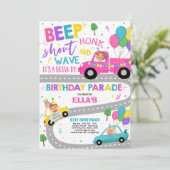 Rijden op verjaardagsparade uitnodiging roze parad (Staand voorkant)