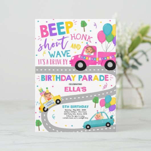 Rijden op verjaardagsparade uitnodiging roze parad (Staand voorkant)