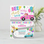 Rijden op verjaardagsparade uitnodiging roze parad (Staand voorkant)