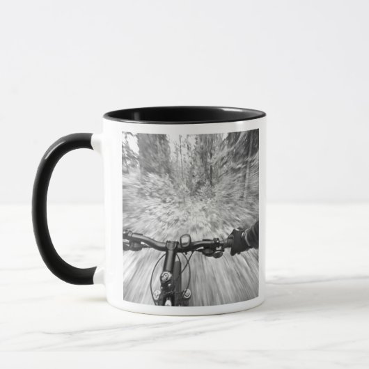 Rijden over een glad stuk singletrack 2 mok (Links)