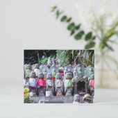 Rijen van kleine Jizo monk-beelden met bibs - Japa Briefkaart (Staand voorkant)