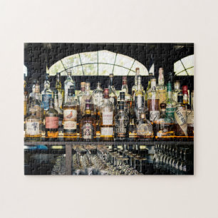 Rijen van liquorflessen in bar legpuzzel