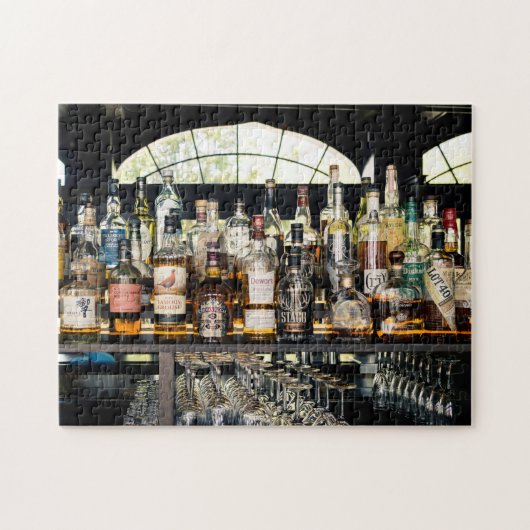 Rijen van liquorflessen in bar legpuzzel (Horizontaal)