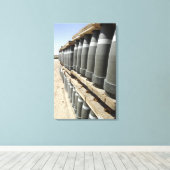 Rijen van munitie worden gestapeld en voorgevuld canvas afdruk (Insitu (Houten vloer))