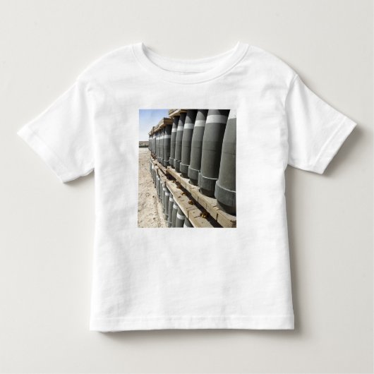 Rijen van munitie worden gestapeld en voorgevuld kinder shirts (Voorkant)