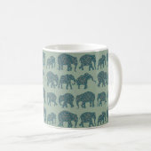 Rijen van Paisley Elephants op Sage Green Coffee-M Koffiemok (Voorkant rechts)