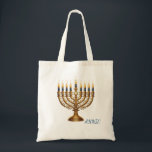 Rijke Blauwe en Gouden Gejewelde Hanukkah Tote Bag<br><div class="desc">Vier het Lichtfeest in weelde met deze prachtig ontworpen, rijkblauwe en gouden Hanukkah-menorah-vakantiekaart! Deze platte kaart heeft een schitterende, gedetailleerde illustratie van een sierlijke, antiekstijl gouden Hanukkah-menorah, rijkelijk versierd met levendige, meerkleurige edelstenen en delicate emaillewerk. De menorah is volledig verlicht met negen gloeiende kaarsen, staande op een gedetailleerde basis. De...</div>
