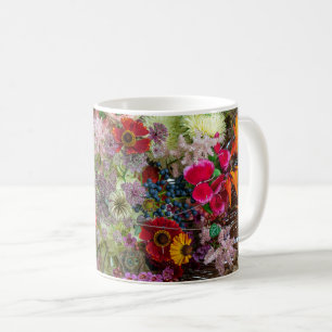Rijke herfstbloemboeket met Gerbera's en Bessen Koffiemok