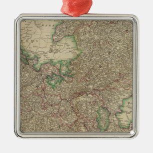 Rijncirkels bovenaan, onderaan metalen ornament