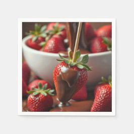 Rijpe aardbei gedompeld in chocolade servet