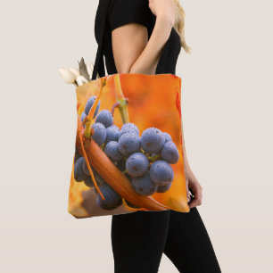Rijpe druif in wijngaard tote bag