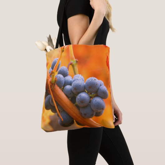 Rijpe druif in wijngaard tote bag (Dichtbij)