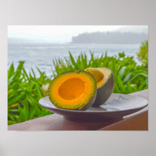 Rijpe gehalveerde Reed-avocado in Kauai, Hawaï Poster
