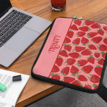 Rijpe rode aardbeien op roze gepersonaliseerd laptop sleeve<br><div class="desc">Deze laptophoes is klaar om te worden gepersonaliseerd met een naam. Dit ontwerp ziet er bijna goed genoeg uit om te eten met mijn realistische stijlillustraties van sappige rijpe rode aardbeien op een roze achtergrond. De fruitgraphics zijn afgebeeld in tinten rood en karmozijnrood met groene bladeren. Dit prachtige rijke kleurenpalet...</div>