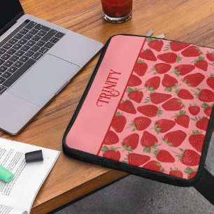 Rijpe rode aardbeien op roze gepersonaliseerd laptop sleeve
