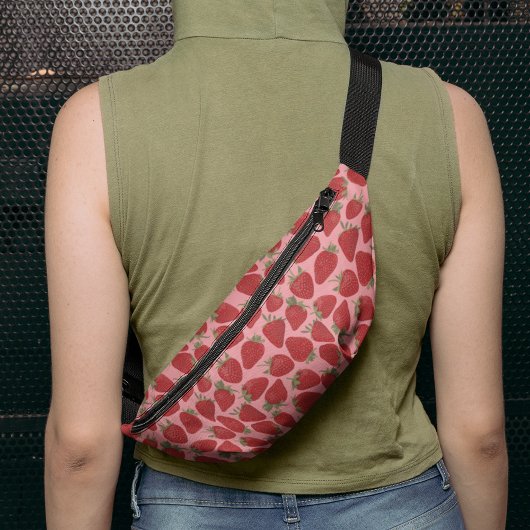 Rijpe rode aardbeien op roze patroon heuptasje