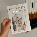 RILEY Festive So very Merry Arch-kerstKaart Folie Feestdagenkaart<br><div class="desc">Deze kerstkaart bevat een gewaagd,  hedendaags lettertype met de woorden 'zo vrolijk' en een gearchiveerde fotosleuf voor je familiefoto. Geef alle kleuren en formuleringen uit om aan uw behoeften te voldoen. Deze vakantiekaart is perfect voor de minimalistische boho familie.</div>