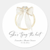 Ring Bow She's tying the knot Bridal Shower Ronde Sticker (Voorkant)