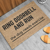 Ring de deurbel en voer de hond uit deurmat
