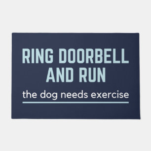 Ring de deurbel en voer de hond uit deurmat