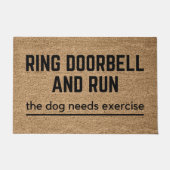 Ring de deurbel en voer de hond uit deurmat (Voorkant)