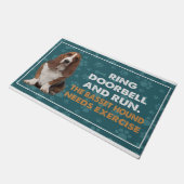 Ring deurbel en run de Baset Hound heeft oefening Deurmat (Schuin)