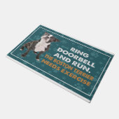 Ring deurbel en run de Boston Terrier heeft EXE no Deurmat (Schuin)