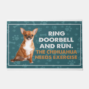 Ring deurbel en run de Chihuahua moet oefening Deurmat