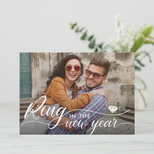 Ring in het nieuwjaarshuwelijk sparen de datum aankondiging (Staand voorkant)