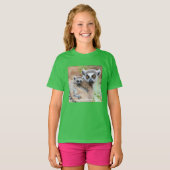 Ring-Tailed Lemur Baby op de rug van zijn moeder T-shirt (Voorkant volledig)