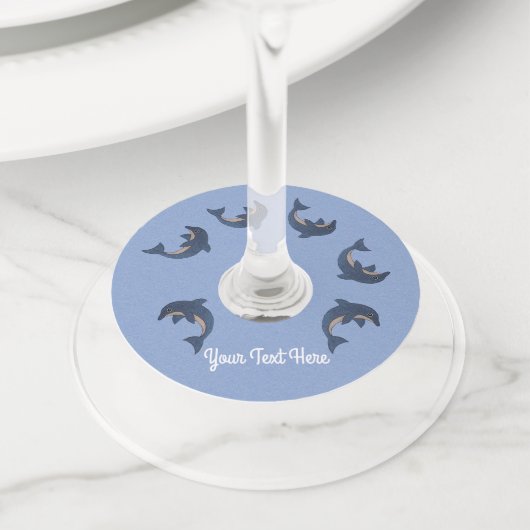 Ring van snoepjes als blauwe witte dolfijnen wijnglaslabel (Dichtbij)