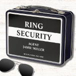 Ring Veiligheid Ring Drager Agent Secret Box<br><div class="desc">Laat je ringdrager zich deel van de missie voelen met deze Top Secret ring beveiligingsdoos! Ontworpen in een strakke zwart-witte stijl, voegt dit hoesje een leuke en gedenkwaardige touch toe aan uw huwelijksceremonie. Personaliseer het met de naam van je ringdrager om een souvenir te creëer die ze lang na de...</div>