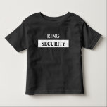 Ring Veiligheid Ring Drager Naam Kinder Shirts<br><div class="desc">Laat je ringdrager als bijzonder aanvoelen met dit ring security t-shirt. Klik op - personaliseren - om eenvoudig uw aangepaste naam toe te voegen. Stijlvol zwart-wit ontwerp.</div>