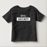Ring Veiligheid Ring Drager Naam Kinder Shirts<br><div class="desc">Laat je ringdrager als bijzonder aanvoelen met dit ring security t-shirt. Klik op - personaliseren - om eenvoudig uw aangepaste naam toe te voegen. Stijlvol zwart-wit ontwerp.</div>
