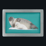 Ringed zegel gesp<br><div class="desc">Een moeder Ringed Seal en pup op een ijsgang. Net als bij de Polaire Beren die er op protesteren, worden zeezoogdieren zoals de Ringed Seal bedreigd door de veranderingen als gevolg van de klimaatverandering in het Arctische ijspak. De ringvormige zegel (Phoca hispida) is de meest voorkomende en brede ijszegel op...</div>