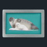 Ringed zegel gesp<br><div class="desc">Een moeder Ringed Seal en pup op een ijsgang. Net als bij de Polaire Beren die er op protesteren, worden zeezoogdieren zoals de Ringed Seal bedreigd door de veranderingen als gevolg van de klimaatverandering in het Arctische ijspak. De ringvormige zegel (Phoca hispida) is de meest voorkomende en brede ijszegel op...</div>
