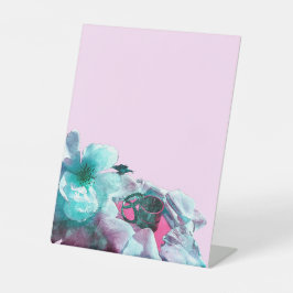 ringen met witte rozenbladen reclamebord met voetstuk