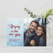 "Rinkelen in het nieuwe jaar!" Verloving Foto Feestdagenkaart (Staand voorkant)