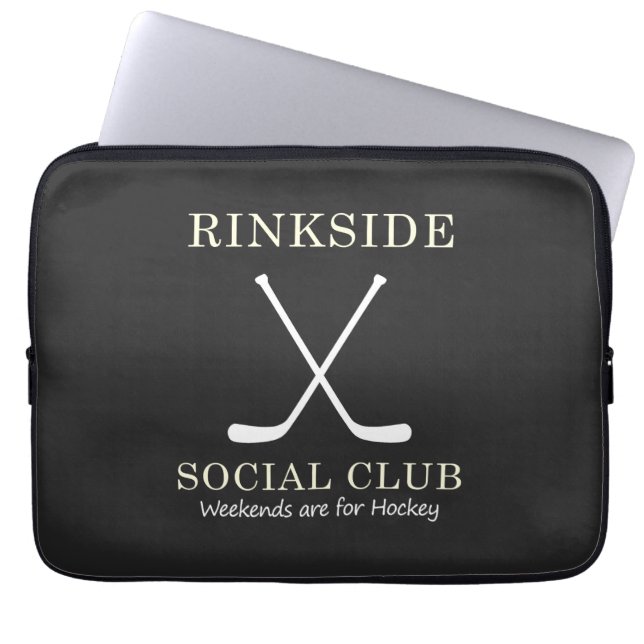 Rinkside Social Club: Weekend voor Hockey Mama Laptop Sleeve (Voorkant)