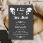 RIP 20s naar haar Twenties Gothic Skulls 30th Birt Kaart<br><div class="desc">RIP Twenties 20s Grappige schedel Begrafenis 30e verjaardag Uitnodiging | Uitnodigingen voor volwassen verjaardag | Zwart-wit Rust in vrede 30e uitnodigingen | Thirtieth Birthday Celebration Dit gotische maar grappige ontwerp heeft twee tegenover elkaar staande schedels in een uitvaartthema en Script-typografie op een zwarte achtergrond. Personaliseer de uitnodiging met uw gegevens...</div>